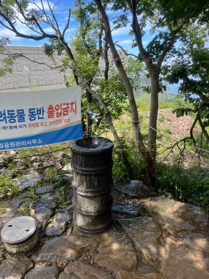 금오산 정상 아래 음수대 금오산 정상 아래 음수대